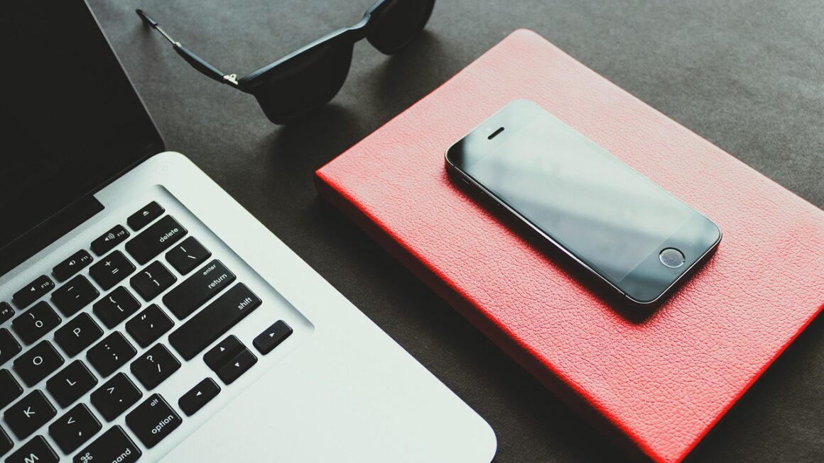 E-Readers: Beyond The Book, Shaping The Reader. 3 g66f93894b81b19877f16cc5821805d3a3d65ca5ae9b6fa56318e273d0dcda95099b23e6fdcc2778ff5b76e6f73f678bf0117c29a1e5a4067bad4ab63569dd13d 1280