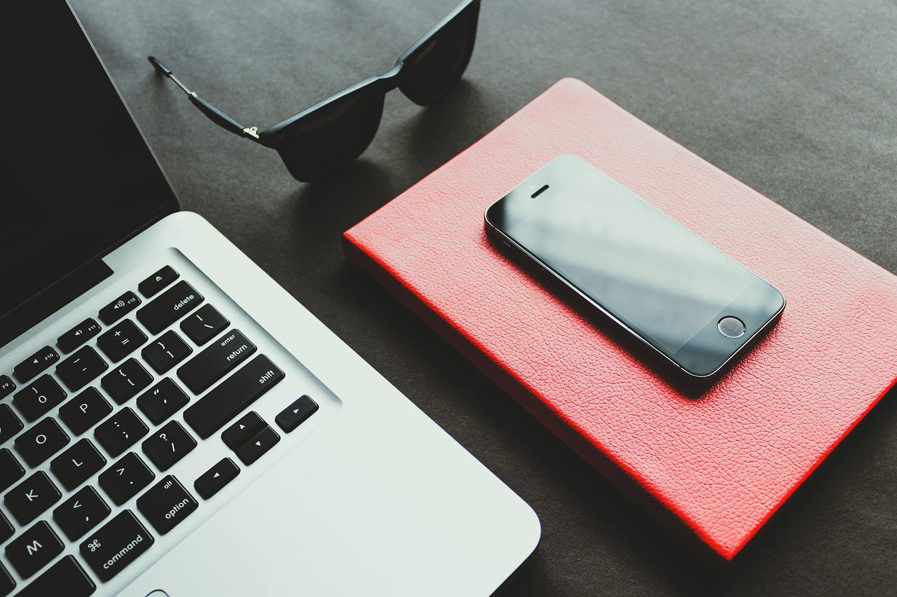 E-Readers: Beyond The Book, Shaping The Reader. 1 g66f93894b81b19877f16cc5821805d3a3d65ca5ae9b6fa56318e273d0dcda95099b23e6fdcc2778ff5b76e6f73f678bf0117c29a1e5a4067bad4ab63569dd13d 1280