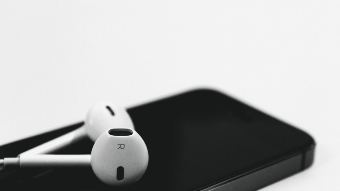 Power Banks: Untethering Creativity In The Digital Nomad Era 2 g3ebc2fd66020213b06237edee97814e89a534c5945923d33a67d9d67516ee7a0b9c6642627e10489a2736b44df99b69874200ae1d14c68daccfdeabdc5030d01 1280